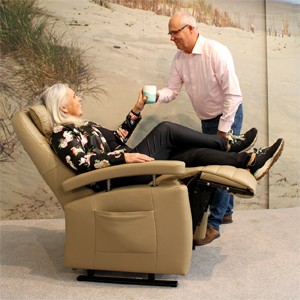 dame krijgt koffie op haar fitform vario 570