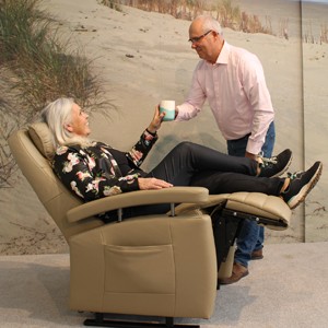 fitform vario 570 man brengt ontspannen vrouw koffie